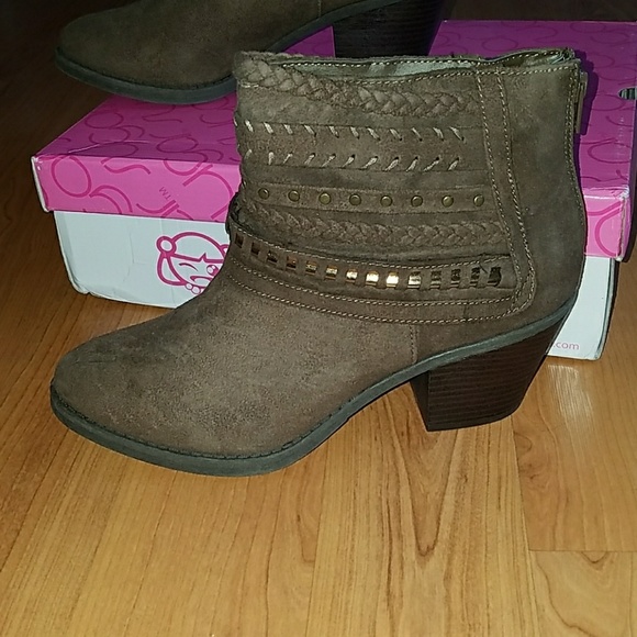 sugar Shoes - Brown Booties w/accents